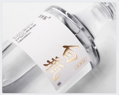 青小乐白瓶粮食酒,固态发酵纯粮食高透光瓶酒