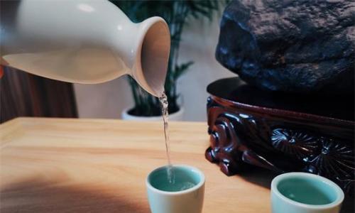 佳酿网: 茅台、泸州老窖先后提价,白酒新一轮涨价潮来袭?|评论