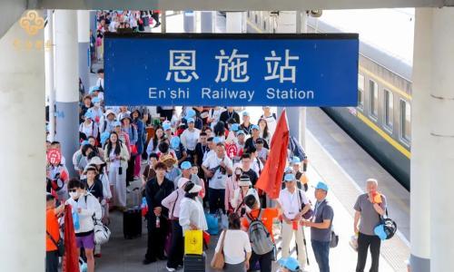 仰韶彩陶坊专列游正嗨: 打卡山水胜景,畅享土家晚宴