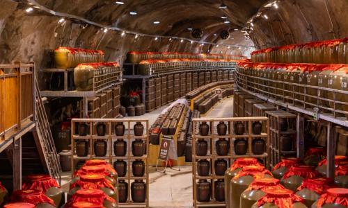 这瓶酒,用六年洞藏与时光对话,让时间成为品质的雕刻师