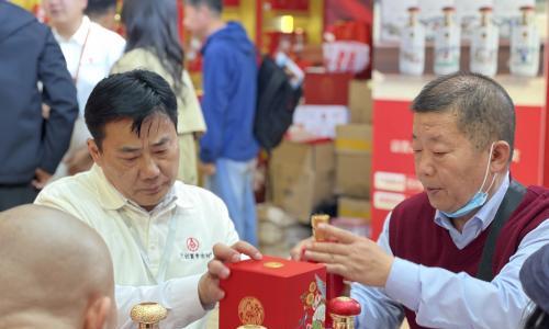 2026年春糖现场直击: 文创富贵吉祥酒展台人气爆棚,签约现场火爆